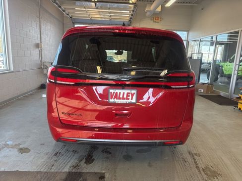 New 2026 Chrysler Pacifica Select image 11