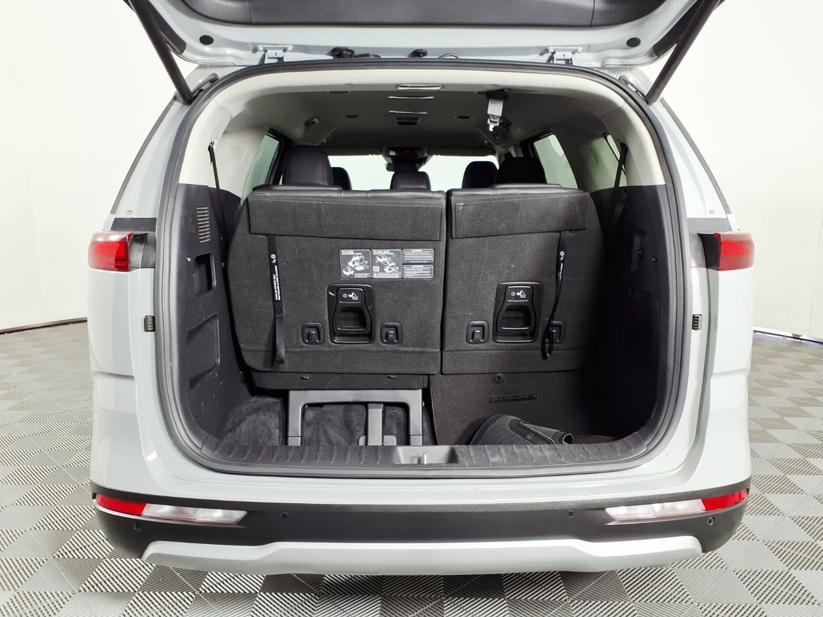 Used 2024 Kia Carnival EX FWD image 8