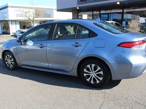 Used 2021 Toyota Corolla LE image 3