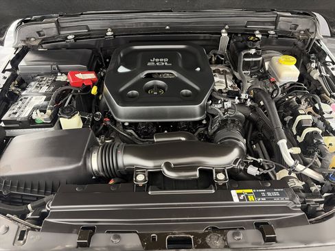 Used 2019 Jeep Wrangler Unlimited Sahara image 11