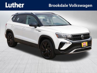 Used 2024 Volkswagen Taos SE w/ Panoramic Sunroof Package