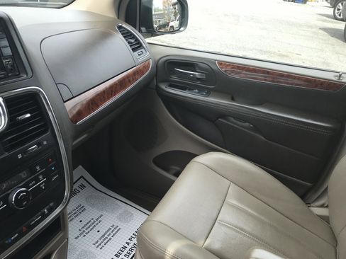 Used 2016 Chrysler Town & Country Touring image 15