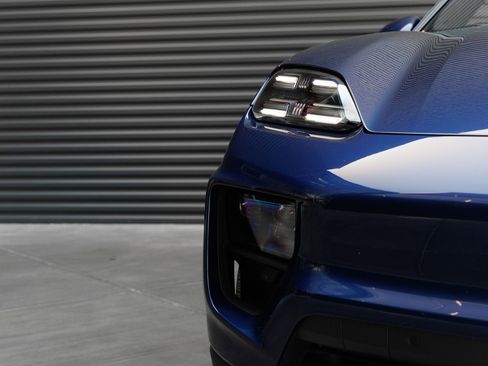 Certified 2025 Porsche Macan 4S Electric AWD/4WD image 40