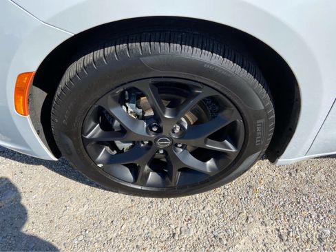 Used 2025 Chrysler Pacifica Limited FWD image 11