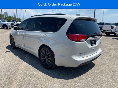 Used 2019 Chrysler Pacifica Touring Plus w/ S Appearance Package FWD image 4