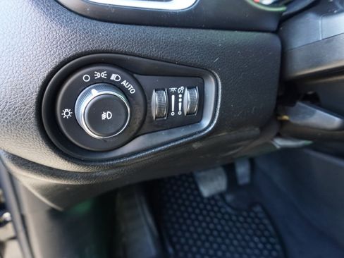 Used 2020 Jeep Renegade Latitude w/ Cold Weather Group image 12