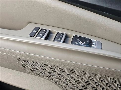 Used 2026 Kia Carnival FWD image 6