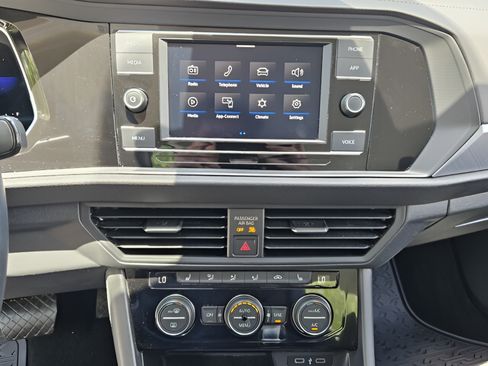Used 2023 Volkswagen Jetta SE FWD image 16