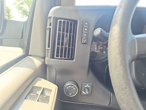 Used 2015 Chevrolet Express 2500 RWD image 23