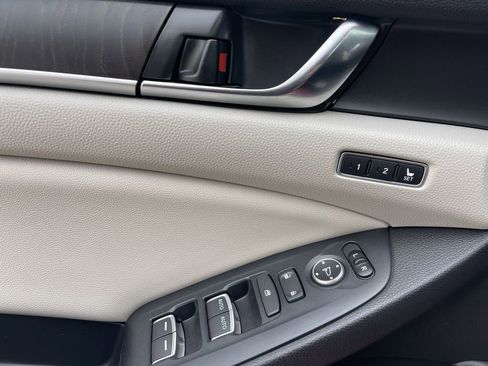 Used 2020 Honda Accord Touring image 23