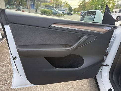 Used 2023 Tesla Model Y Performance AWD/4WD image 14
