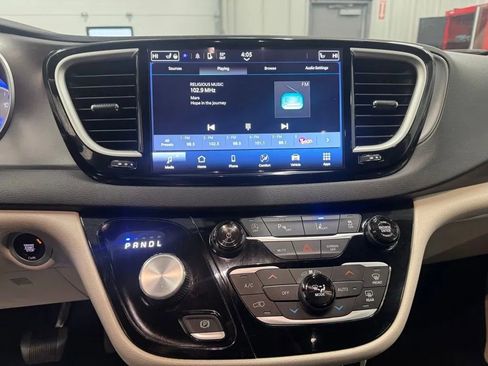 Used 2024 Chrysler Pacifica Touring-L image 10