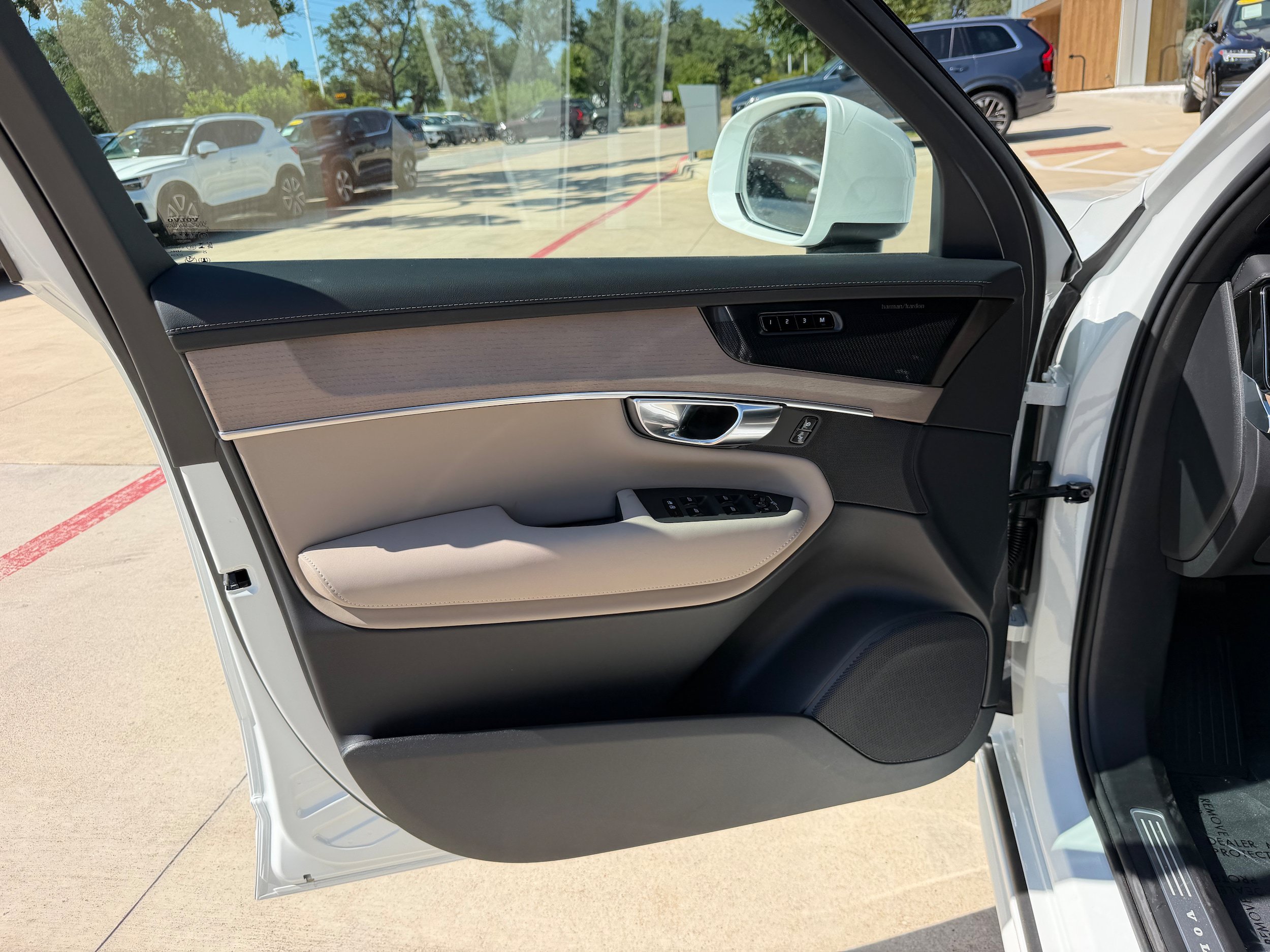 New 2026 Volvo XC90 T8 Plus w/ Protection Package Premier AWD/4WD image 18