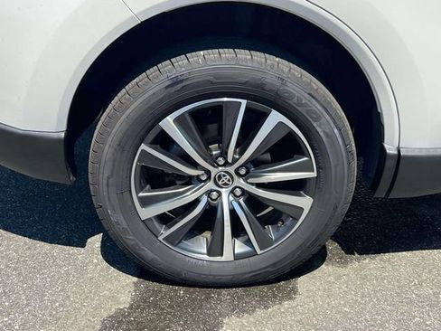 Used 2021 Toyota Venza LE AWD/4WD image 12