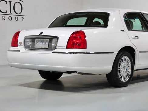Used 2008 Lincoln Town Car Signature Limited RWD image 21