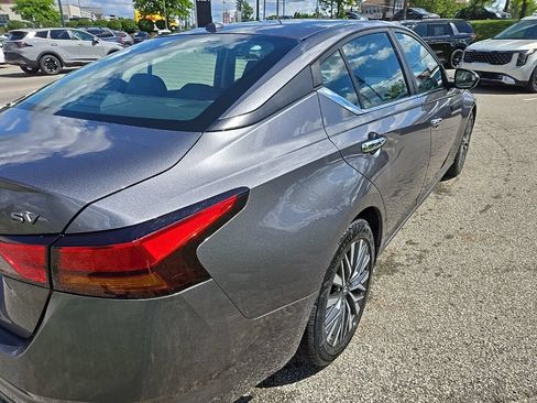 Used 2024 Nissan Altima 2.5 SV FWD image 3