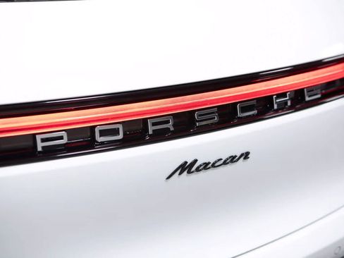 Certified 2026 Porsche Macan AWD/4WD image 18
