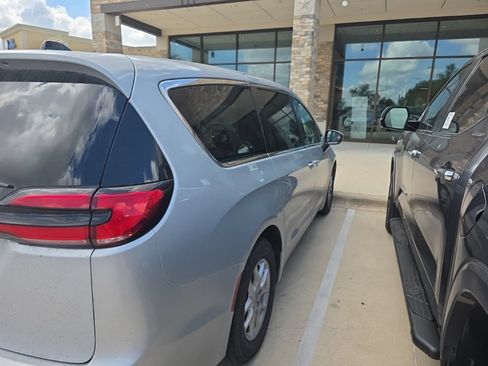 Used 2023 Chrysler Pacifica Touring-L FWD image 5