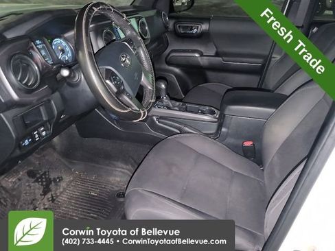 Used 2017 Toyota Tacoma TRD Sport image 11