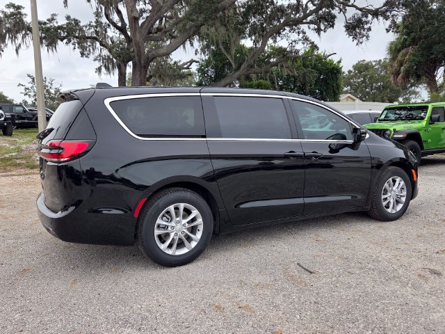 New 2027 Chrysler Pacifica Select FWD image 8