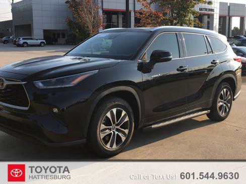 Certified 2021 Toyota Highlander XLE image 1
