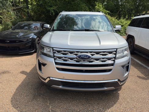 Used 2019 Ford Explorer Limited w/ Class III Trailer Tow Package FWD image 2