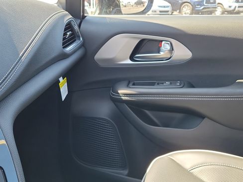 New 2026 Chrysler Pacifica Limited w/ Trailer Tow Group image 19