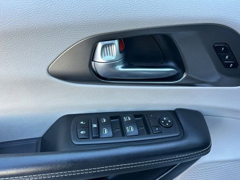 Used 2024 Chrysler Pacifica Touring-L image 8