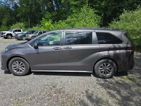 Used 2022 Toyota Sienna LE w/ LE Plus Package AWD/4WD image 6
