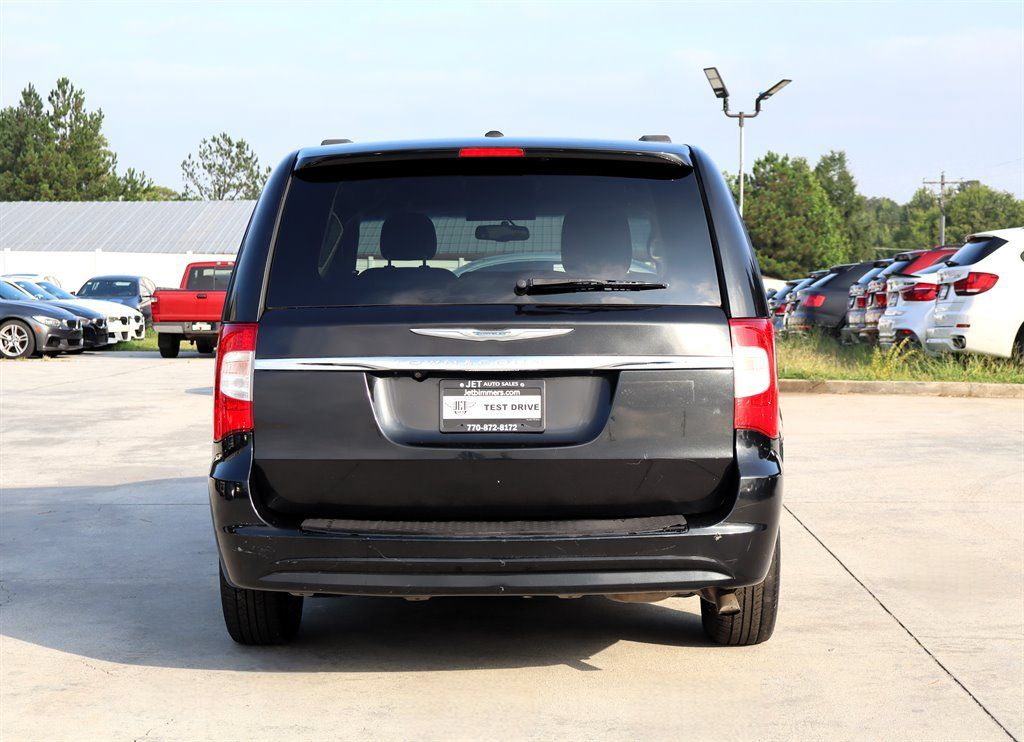 Used 2016 Chrysler Town & Country Touring FWD image 6