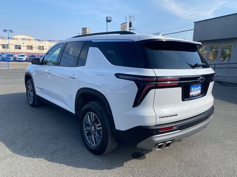 Used 2025 Chevrolet Traverse LT image 12