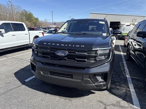 Used 2025 Ford Expedition Active image 7