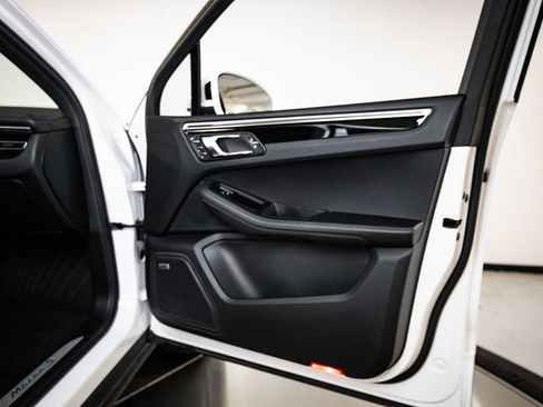 Certified 2020 Porsche Macan S AWD/4WD image 27