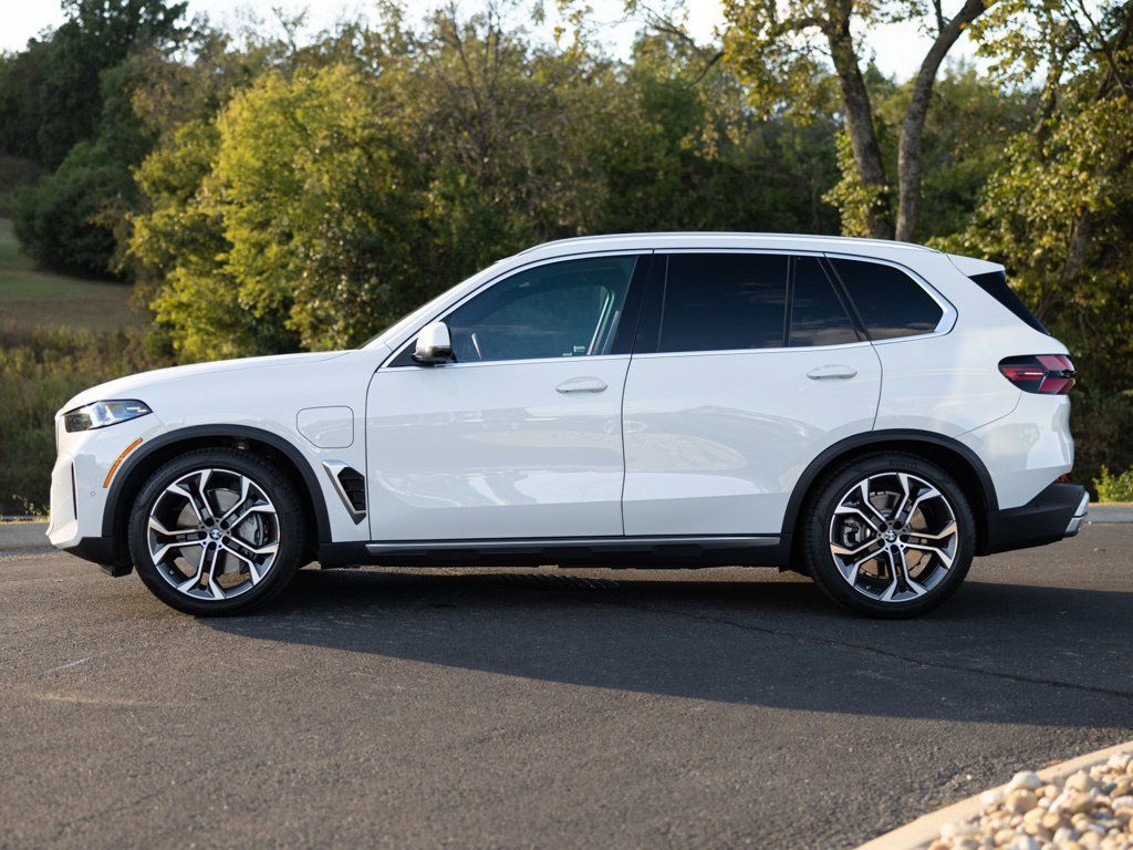 Used 2026 BMW X5 xDrive50e w/ Executive Package AWD/4WD image 3