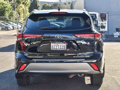 Used 2022 Toyota Highlander Platinum image 5