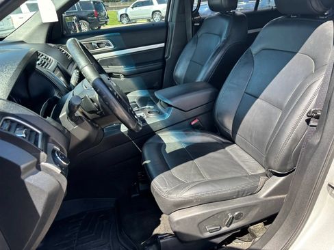 Used 2016 Ford Explorer XLT w/ Equipment Group 202A FWD image 12