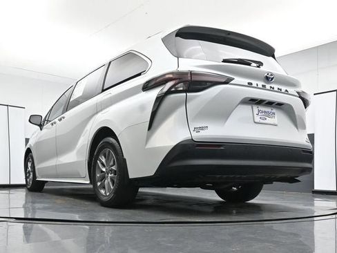 Used 2024 Toyota Sienna XLE FWD image 31