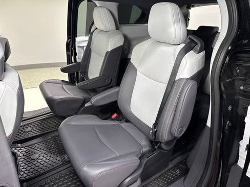 Used 2022 Toyota Sienna XSE FWD image 26
