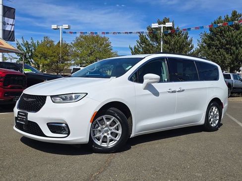 Certified 2022 Chrysler Pacifica Touring-L FWD image 3