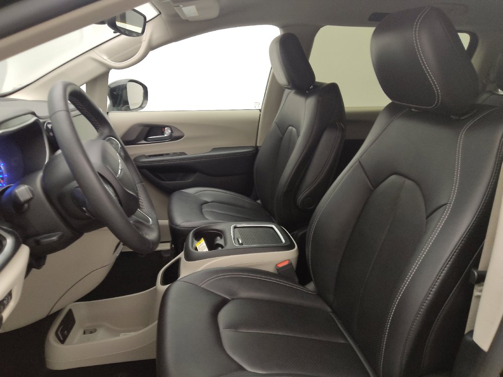 Used 2024 Chrysler Pacifica Limited FWD image 17