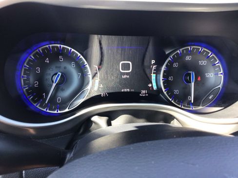 Used 2025 Chrysler Pacifica Select FWD image 16