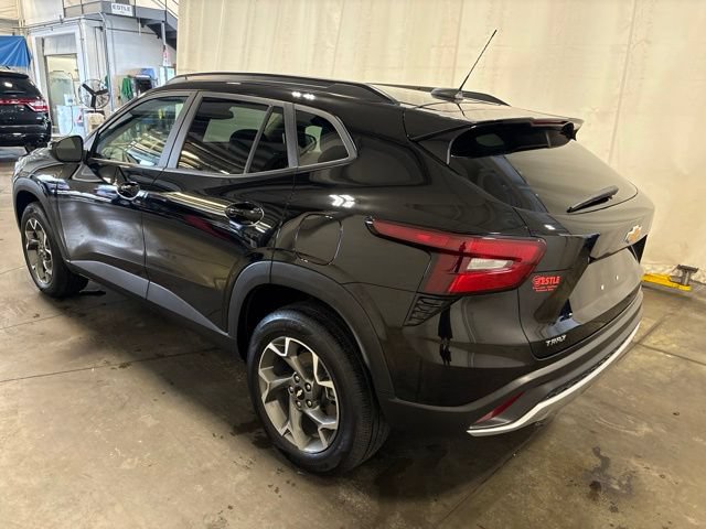 Used 2025 Chevrolet Trax LT FWD image 6