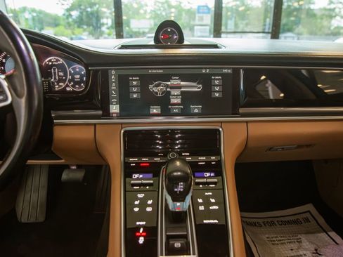 Used 2018 Porsche Panamera RWD image 13