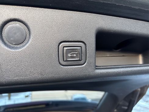 Used 2020 Chevrolet Equinox LT w/ Driver Convenience Package image 14