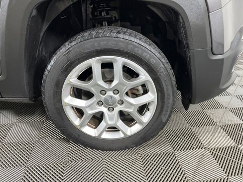 Used 2018 Jeep Renegade Latitude w/ Safety & Security Group image 9