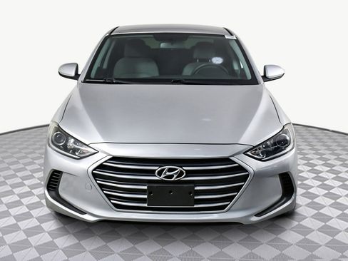 Used 2017 Hyundai Elantra SE image 2