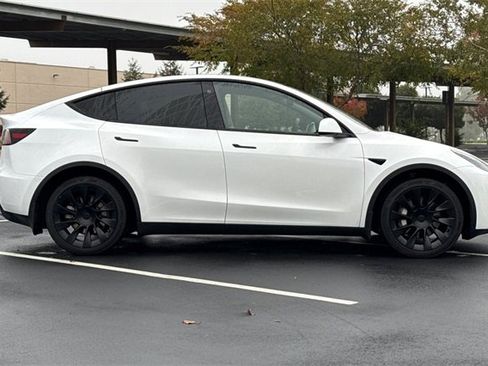Used 2023 Tesla Model Y Long Range image 5