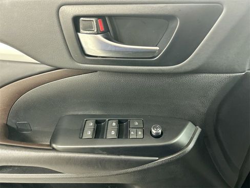 Used 2019 Toyota Highlander SE image 11