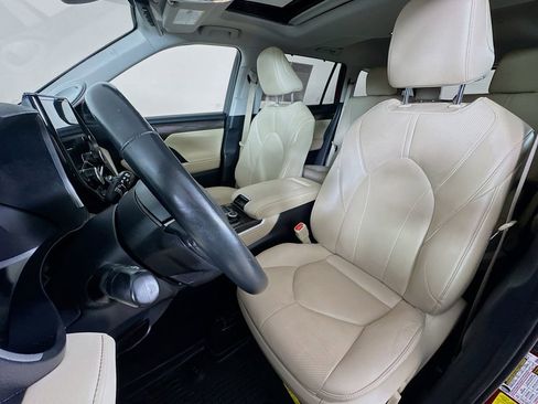 Used 2024 Toyota Highlander Limited AWD/4WD image 2