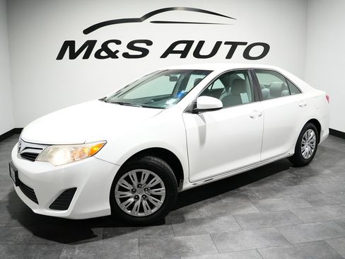 Used 2013 Toyota Camry LE image 2
